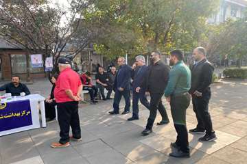 برگزاری میز خدمت مرکز بهداشت شهرستان رشت در سومین روز برنامه‌های جهادی هفته بسیج